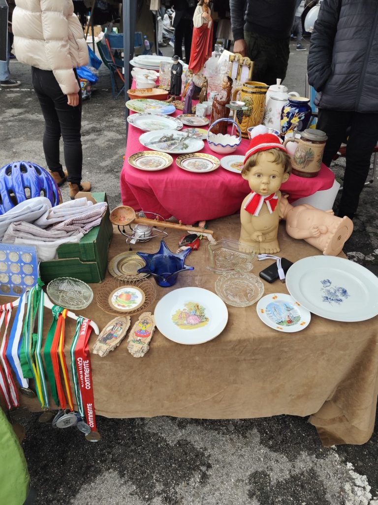 bambole di bambini che fanno pipi feira da ladra lisbona