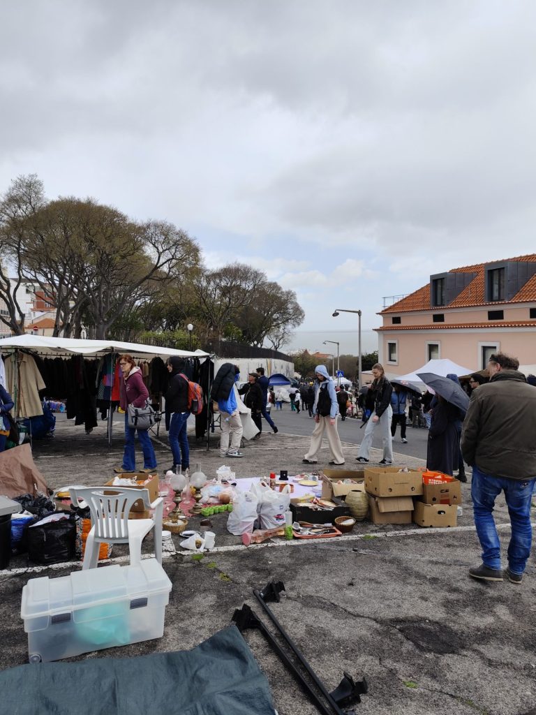 feira da ladra vista mercato lisbona lisboa lisbonne