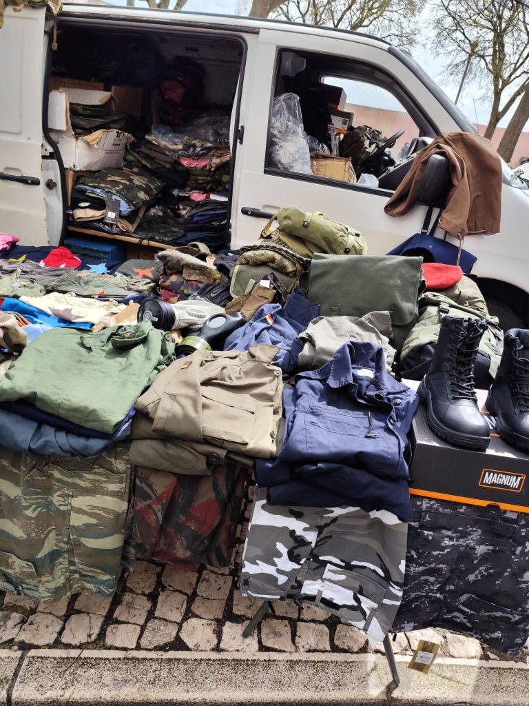 abbigliamento militare feira da ladra lisbona