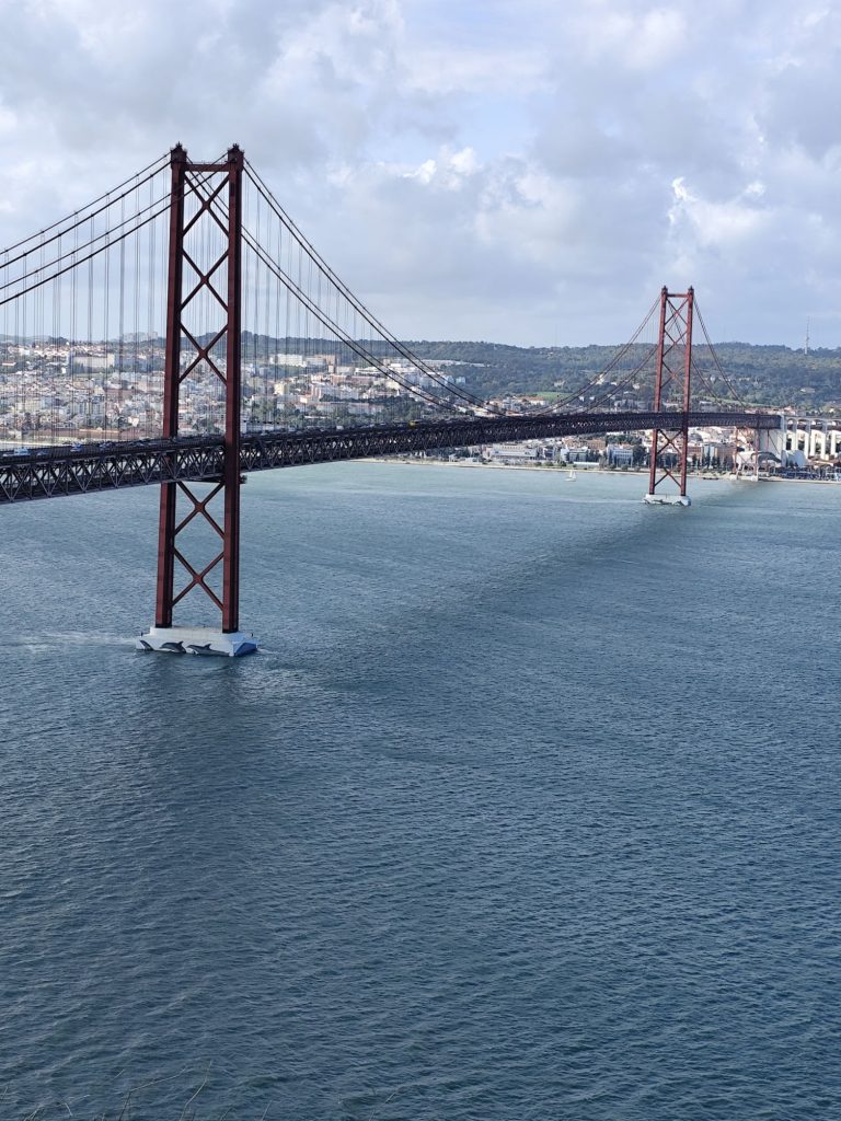 ponte 25 aprile visto dal cristo rei