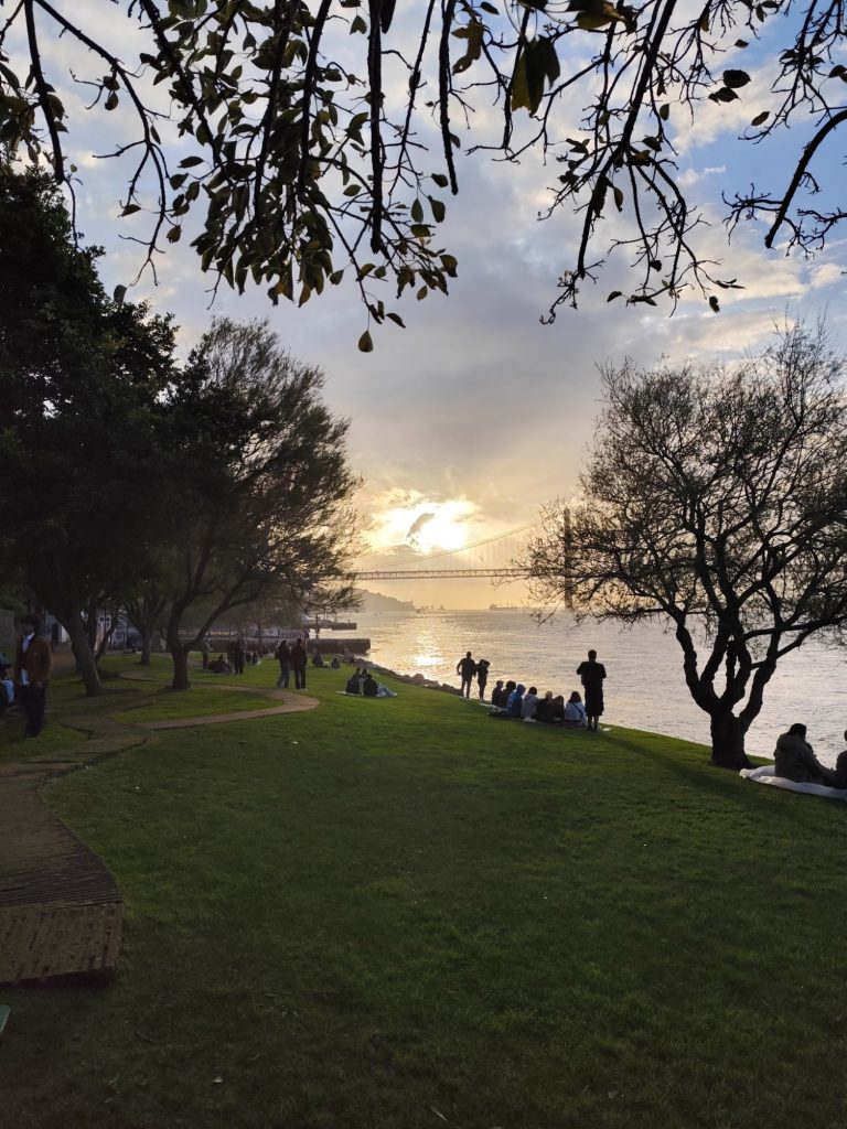 Jardim do Rio Lisbona Cacilhas Giardino del fiume