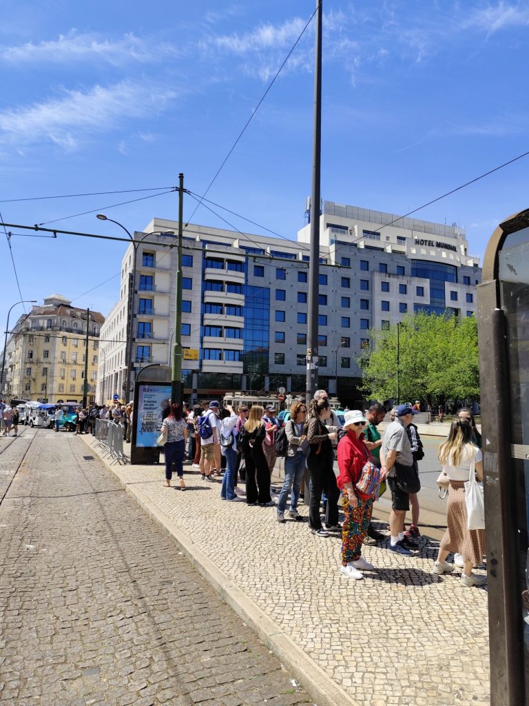 turismo Portogallo folla fila martim moniz tram 28 lisbona portogallo