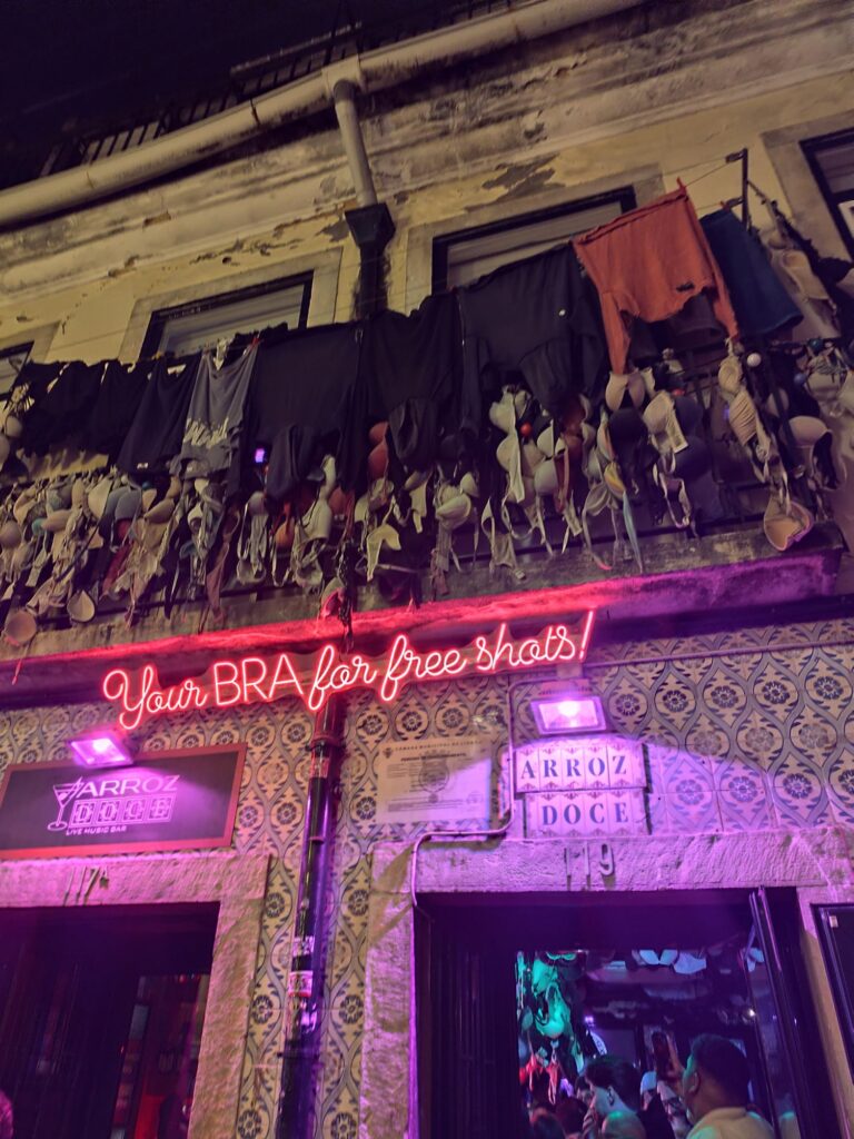 bar reggiseno lisbona bairro alto scambio con shot
