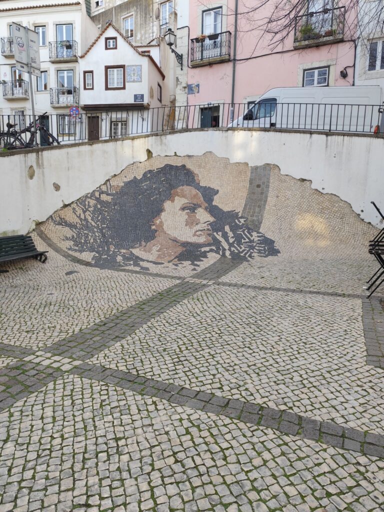 Il ritratto di Amália Rodrigues nella calçada rappresenta un dialogo tra passato e presente