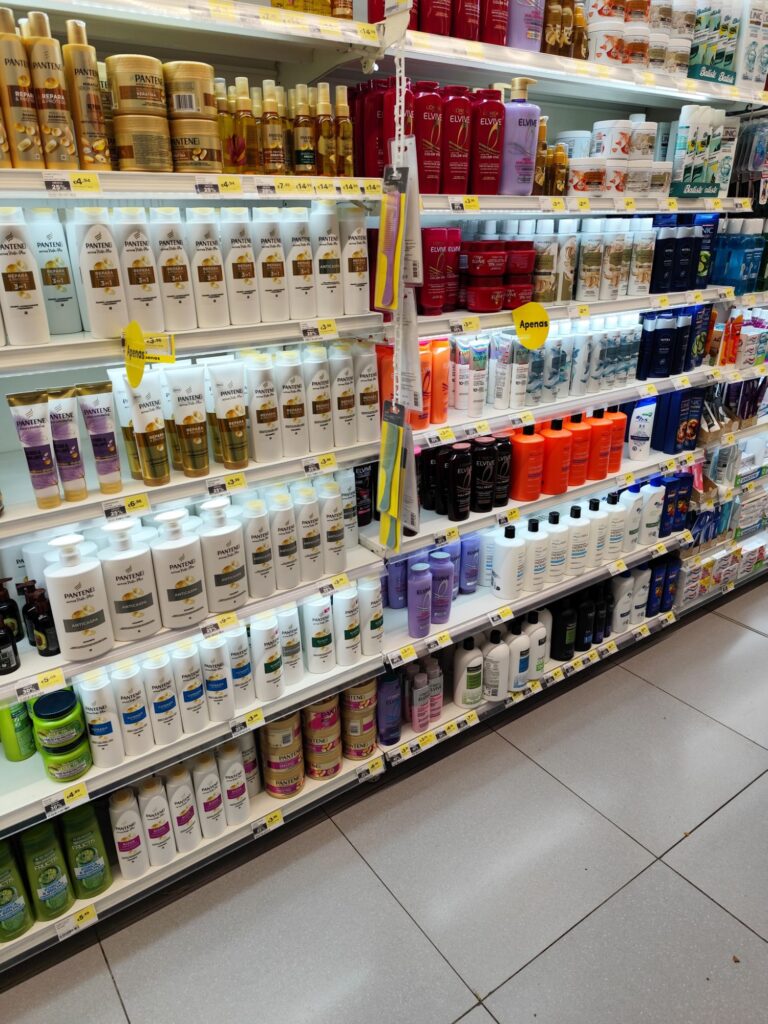 prodotti di igiene in un supermercato in Portogallo a Lisbona