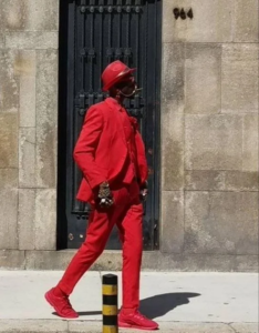 Uomo elegante colorato monocromatico con cappello Porto Portogallo