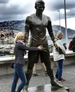 toccare il pacco statua cristiano ronaldo maderia funchaò