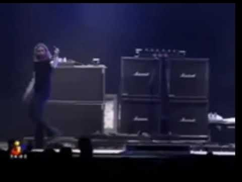 Nickelback presi a sassate in un festival rock in Portogallo nel 2002