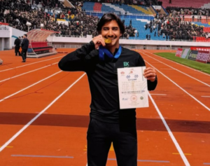 João Sousa Pinto, 25 anni, originario di Porto, si trovava in vacanza in Cina quando decise, quasi per caso, di iscriversi alla Maratona Internazionale di Pyongyang in Corea del Nord. Spinto dalla curiosità di entrare in uno dei paesi più chiusi del mondo, optò per la gara dei 10 km, senza aspettative particolari.