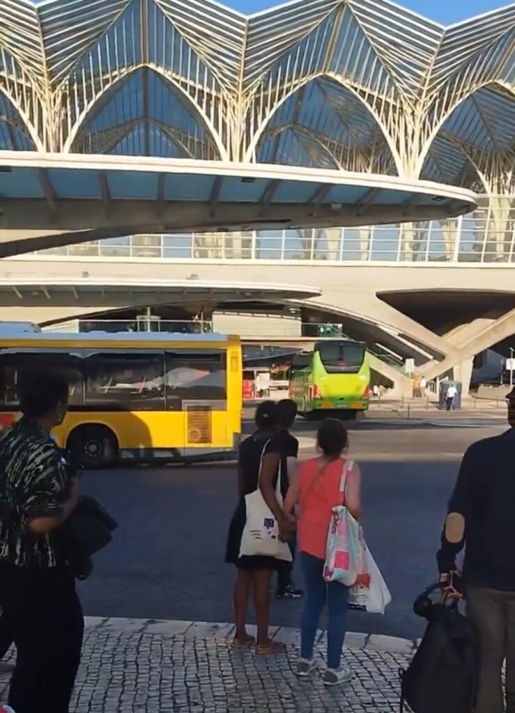 Un autobus della compagnia FlixBus è finito contro una vetrina all’interno della Stazione do Oriente, a Lisbona, nel pomeriggio di lunedì 15 luglio.