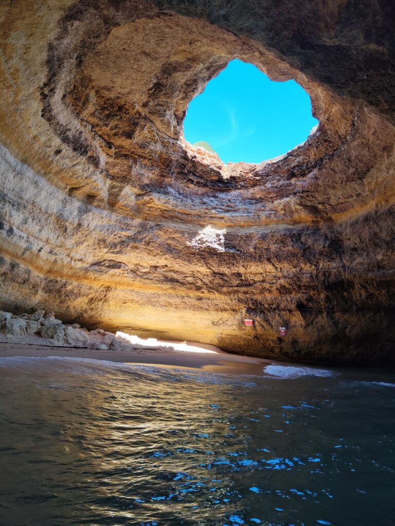 Grotta di Benagil uno dei luoghi più visitati dell'Algarve