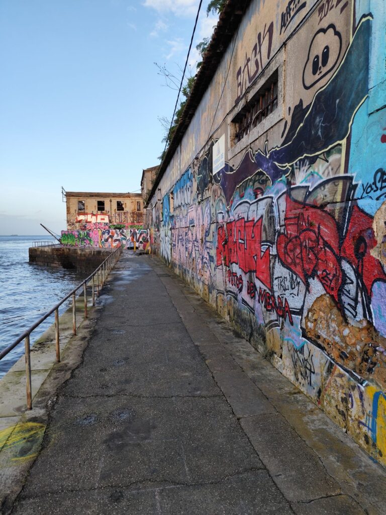 cais do ginjal almada cacilhas portogallo edicific abbandonati graffiti