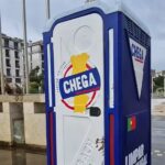 Bordalo II attacca André Ventura con un bagno chimico a pochi giorni dalle elezioni